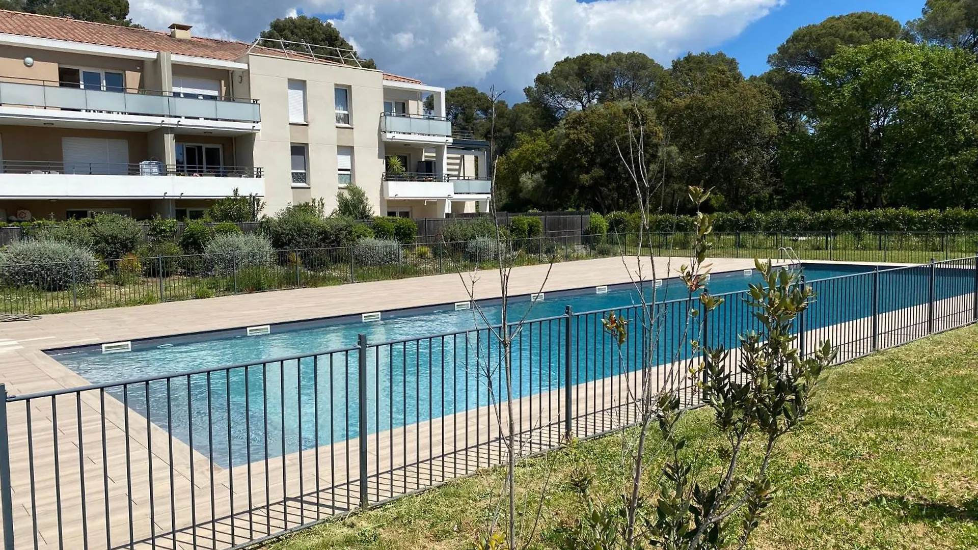 Rez De Jardin T3 Recent Et Calme Au Nouvelles Terres A La Londe Les Maures contacts